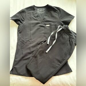 FIGS Black Catarina One-Pocket Scrub Top XXS Black Zamora Jogger Scrub Pants XS.